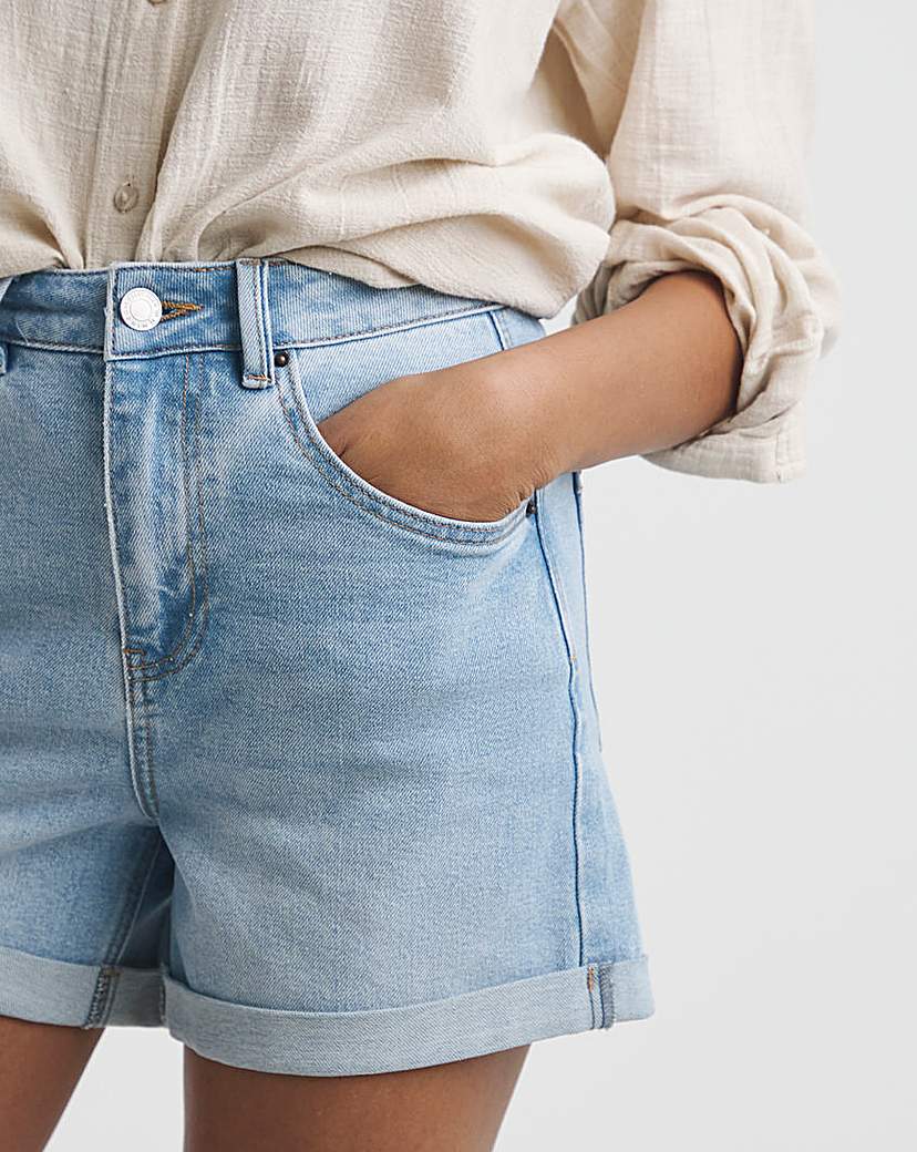 Light Wash Roll Hem Mom Short