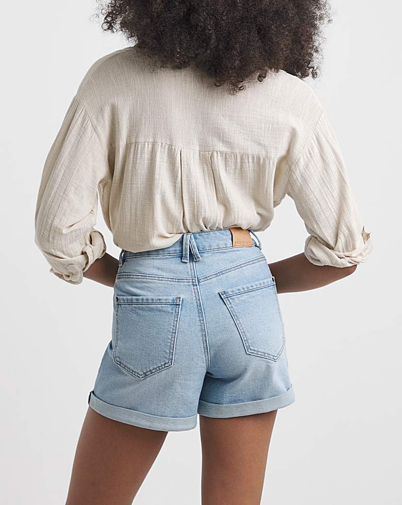 Light Wash Roll Hem Mom Short