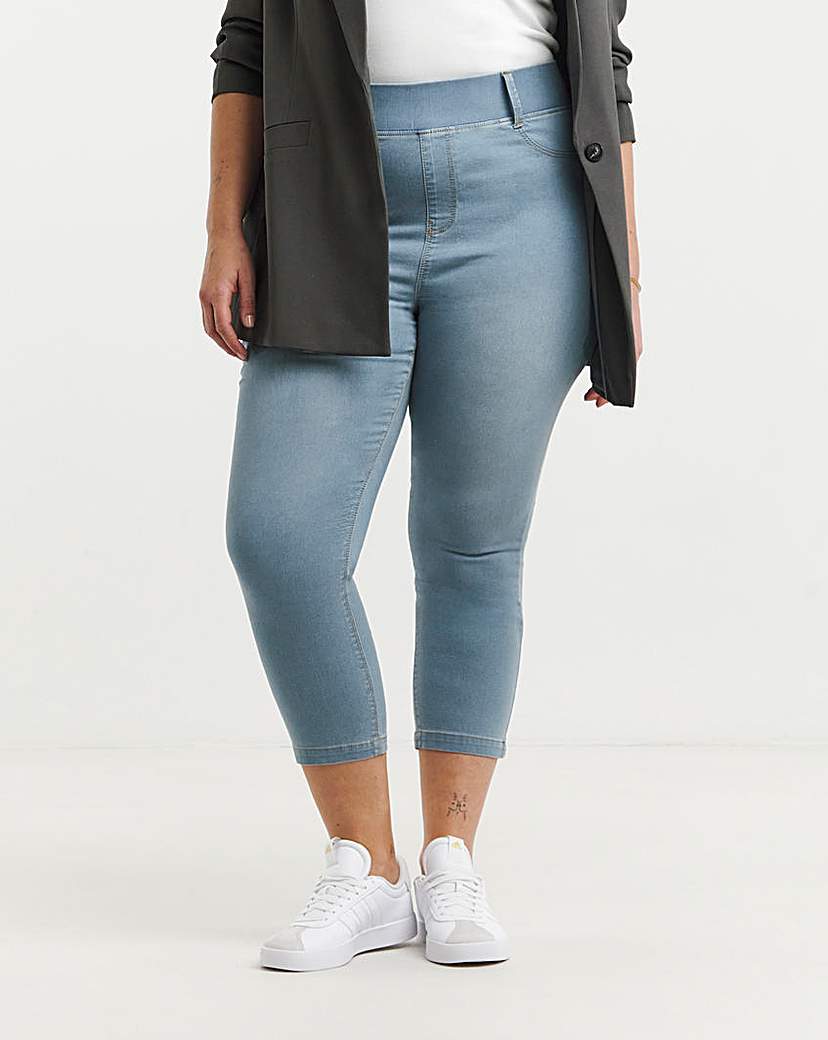 Light Wash Pull On Capri Jegging