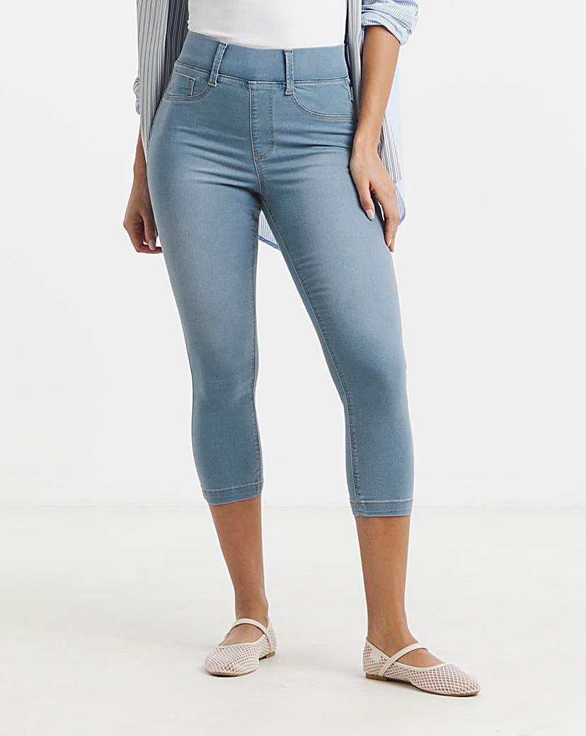 Light Wash Pull On Capri Jegging