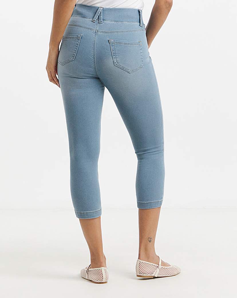 Light Wash Pull On Capri Jegging