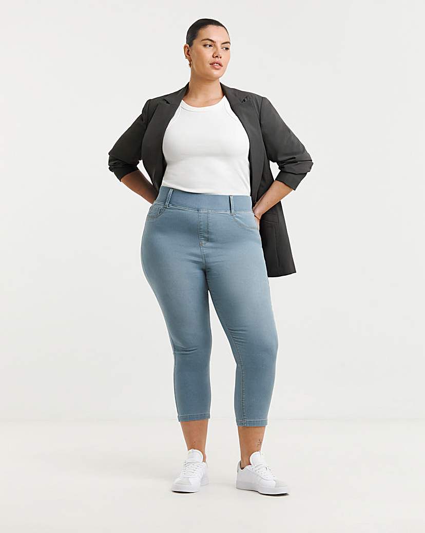 Light Wash Pull On Capri Jegging