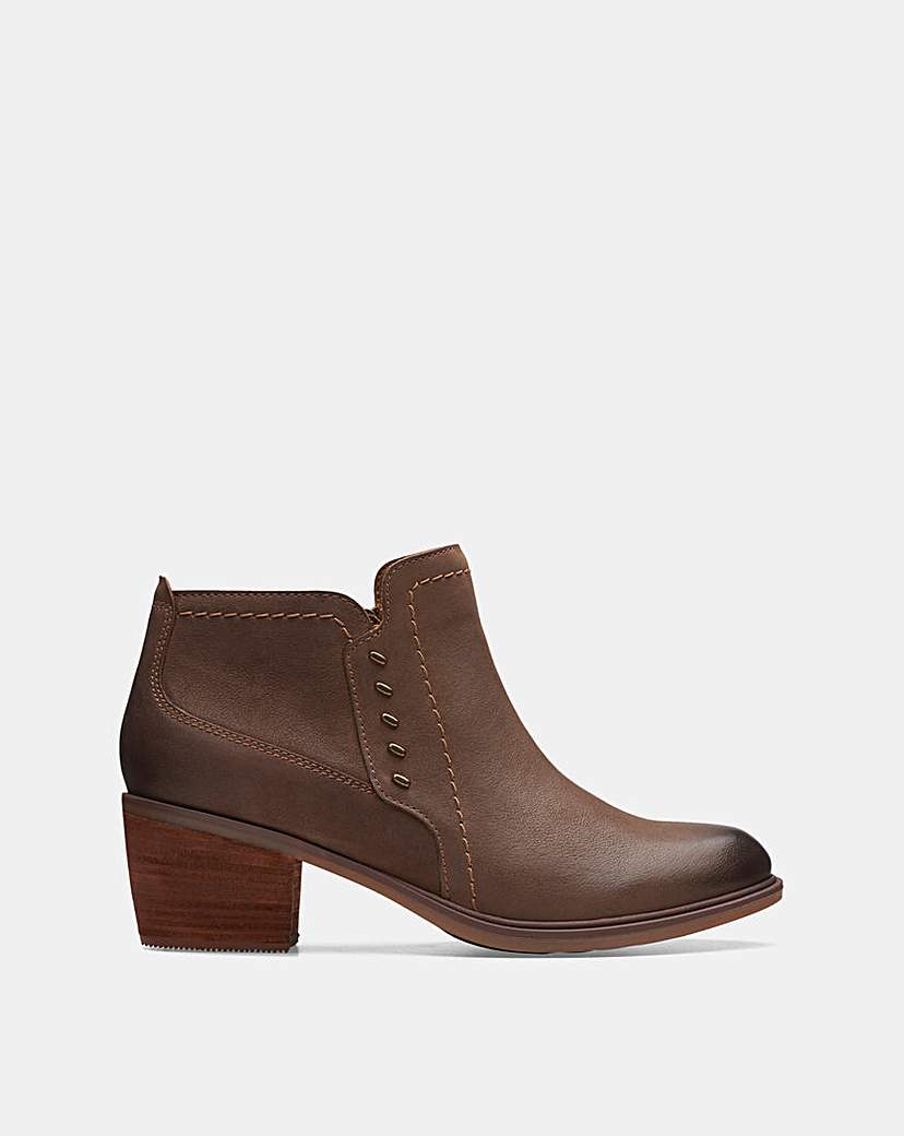 Clarks Neva Leather Chelsea Boots