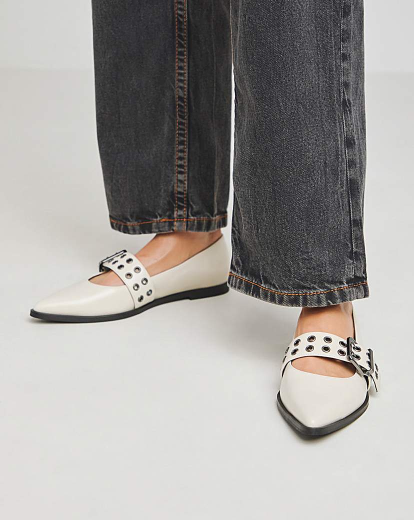 Hardware Mary Jane Pointy Flat Shoe Wide