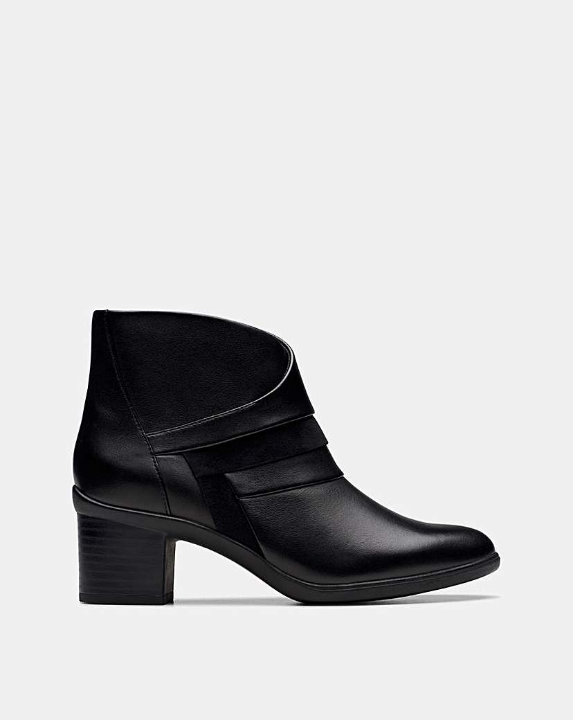New In - Clarks Shaya Leather Boot D Fit