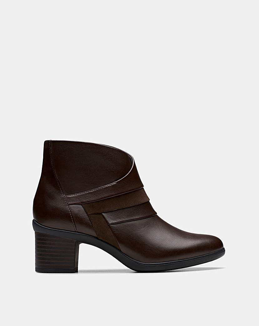 New In - Clarks Shaya Leather Boot D Fit