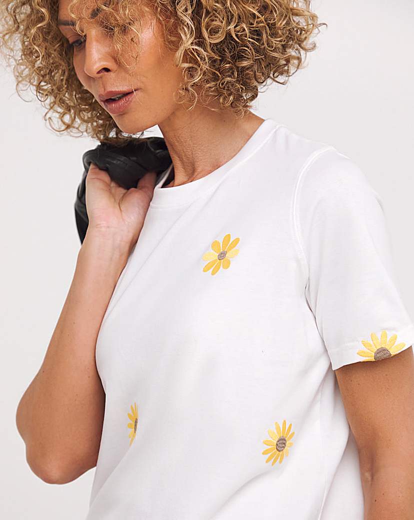 Crew Neck Flower Embroidered T-Shirt