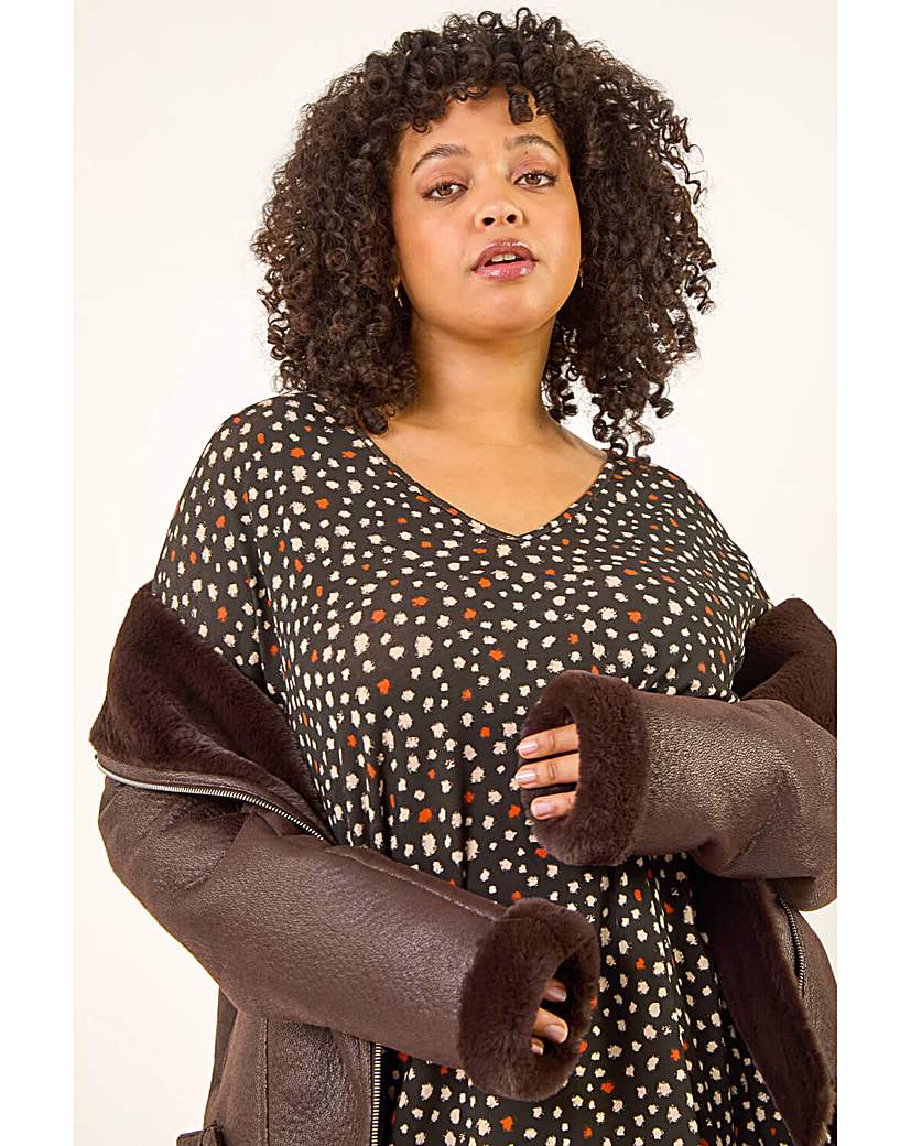Roman Curve Spotted V-Neck Stretch Top