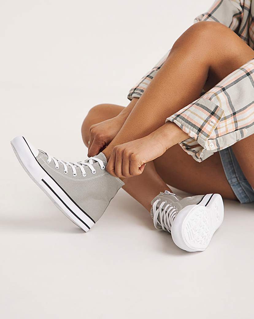 Canvas Hi Top Trainer Wide Fit