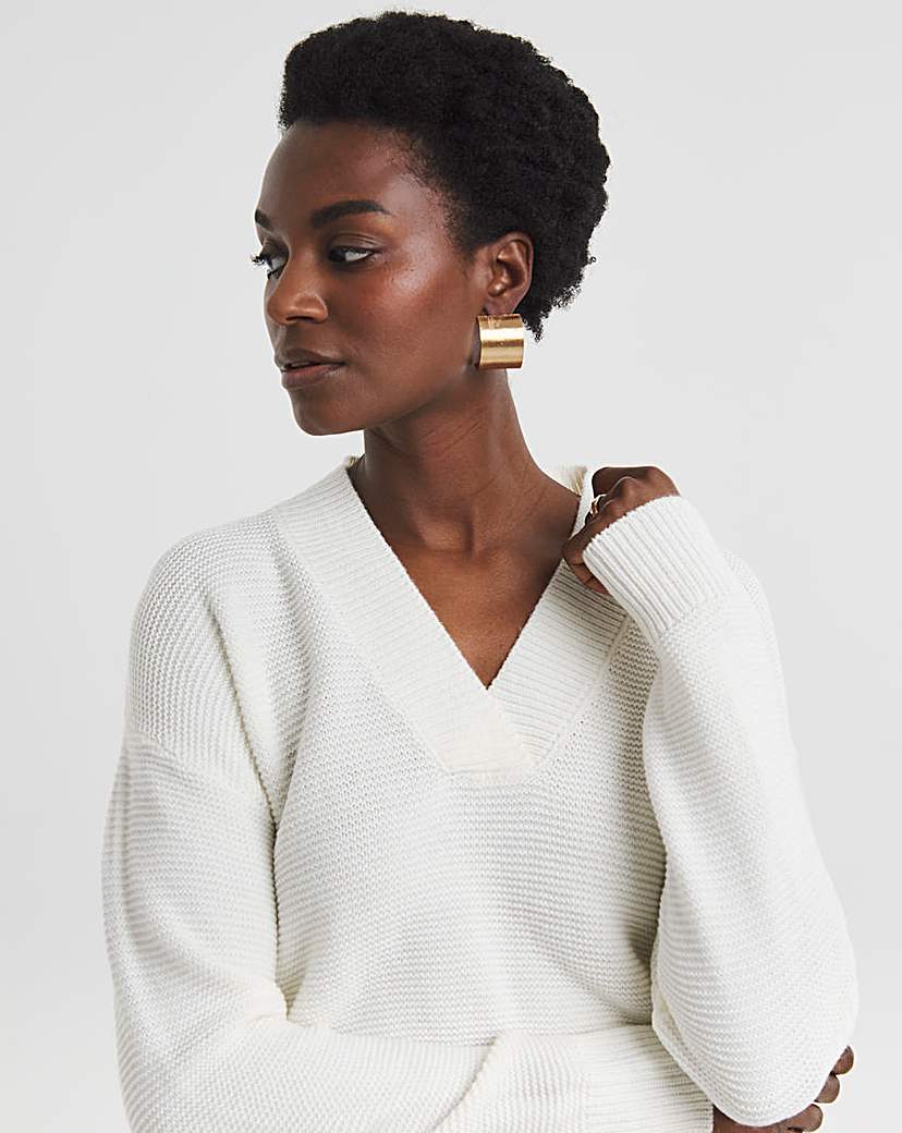 V NECK CURVED HEM JUMPER