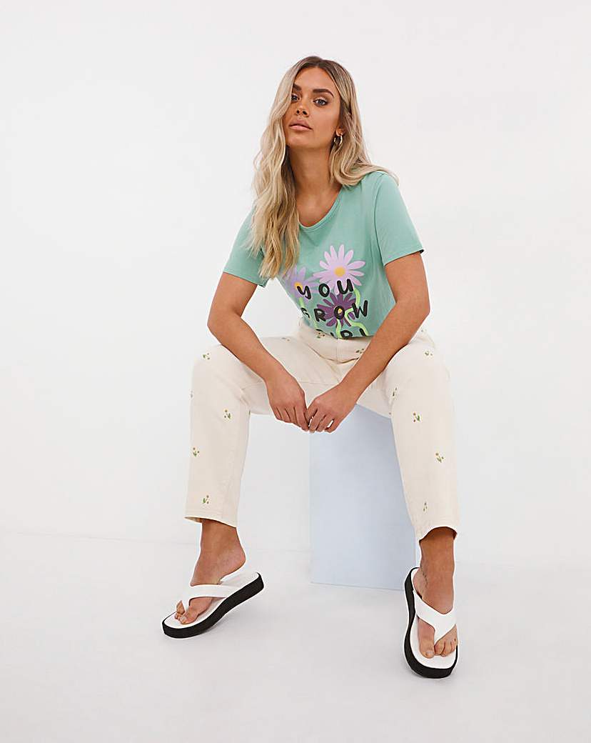 Daisy Embroidered Demi Mom Jeans - Ecru