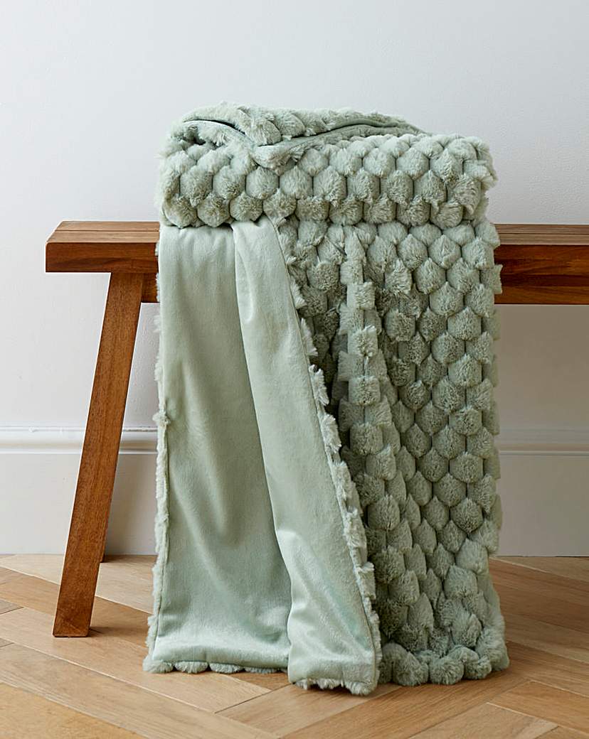 New In - Scallop Faux Fur Throw