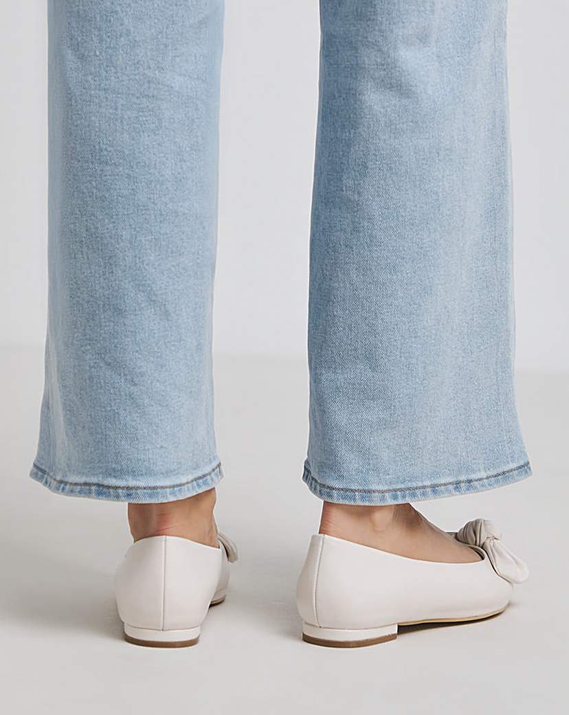 Pointed Toe Flat Show with Bow Ex Wide