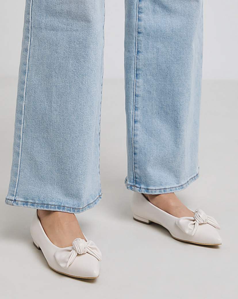 Pointed Toe Flat Show with Bow Ex Wide