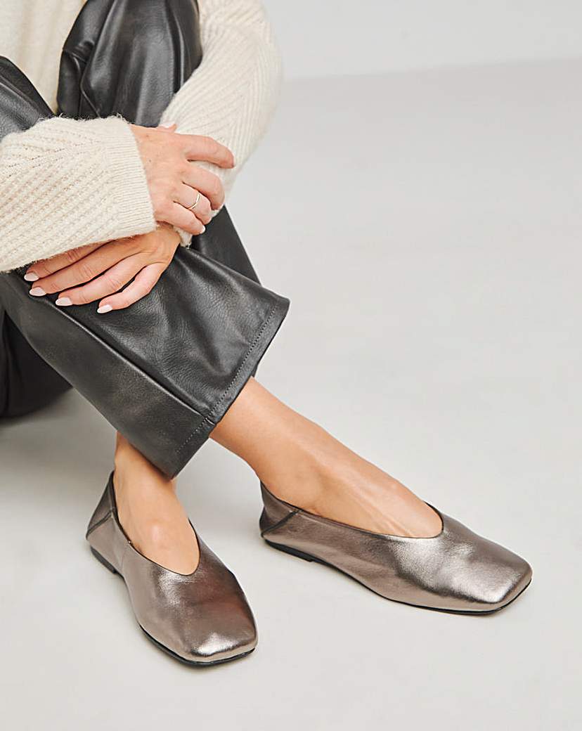 "Soft Leather High Cut Ballerina Wide"