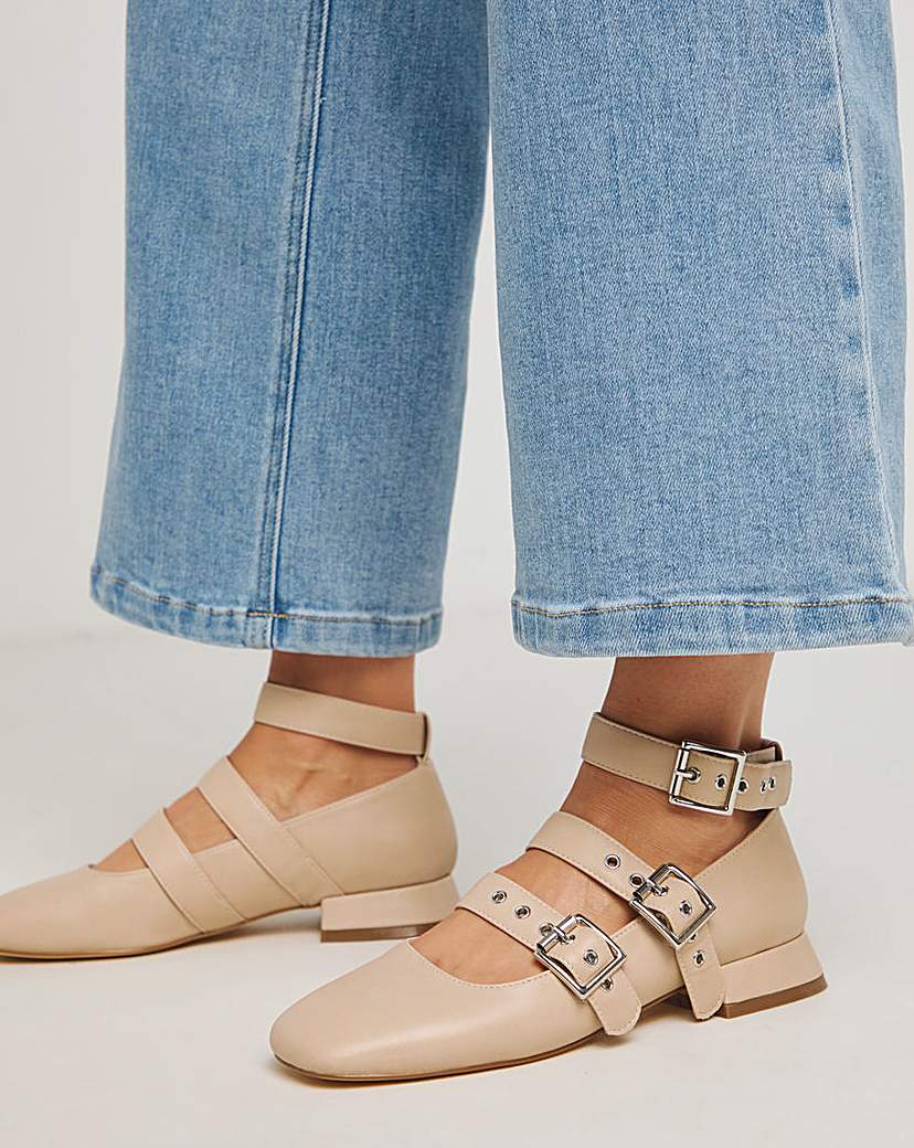 Strap Buckle Block Heel Shoes ExWide