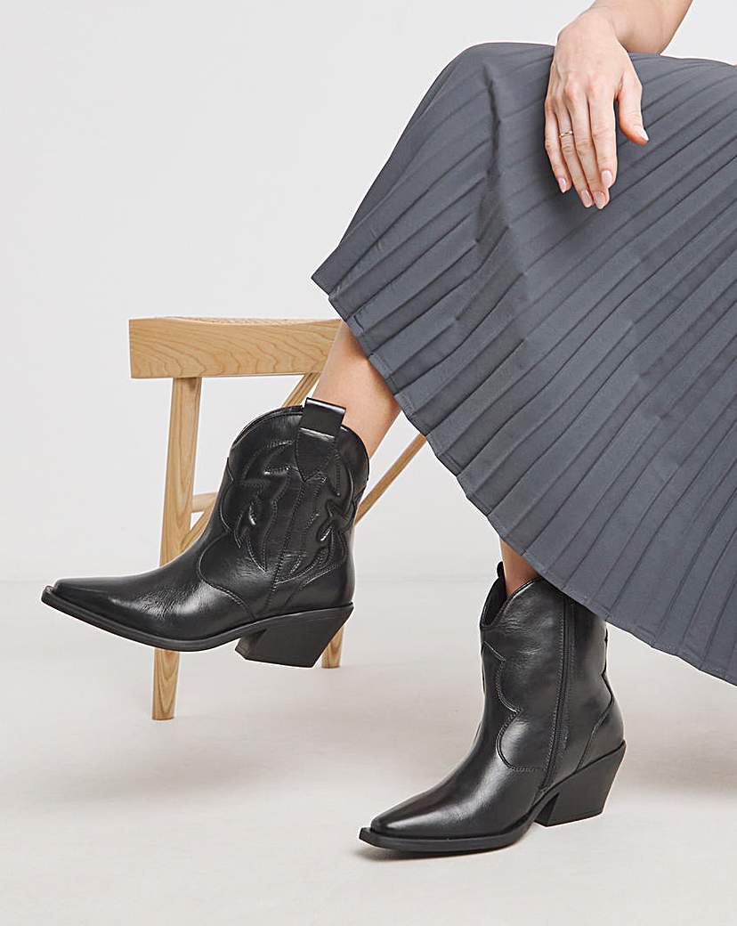 New In - Embroidered Ankle Western Boots Ex Wide