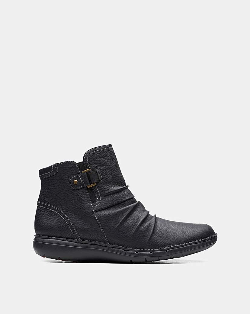 Clarks Un Loop Top Ankle Boots